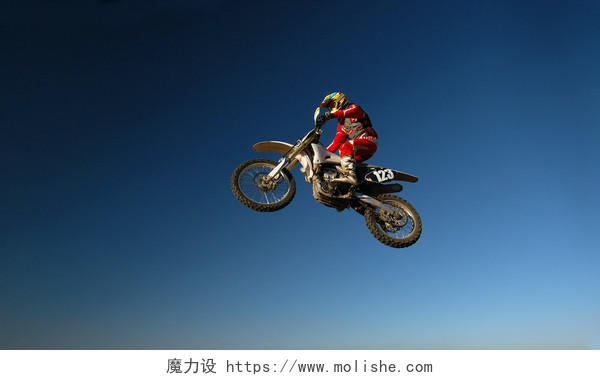 摩托车越野赛蓝蓝的天空背景上骑摩托车飞的人竞技运动员人物图片